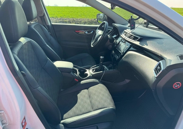 Nissan Qashqai cena 69900 przebieg: 104035, rok produkcji 2017 z Gniezno małe 254